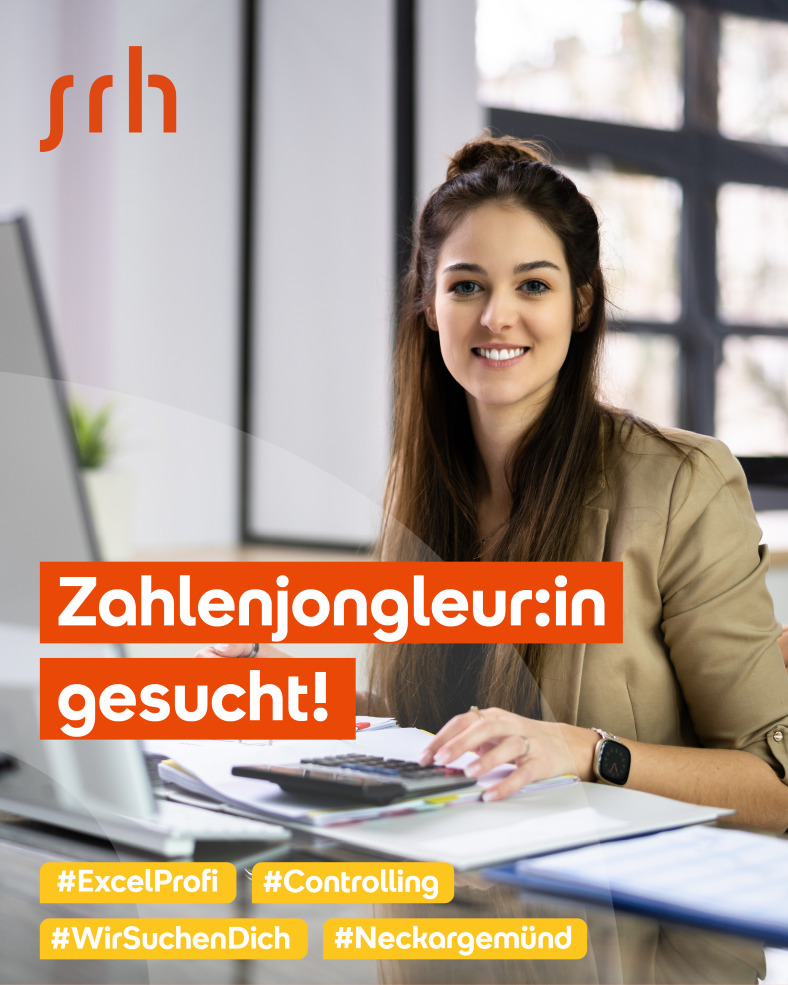Braunhaarige Frau am Schreibtisch mit PC und Taschenrechner lächelt freundlich in die Kamera.