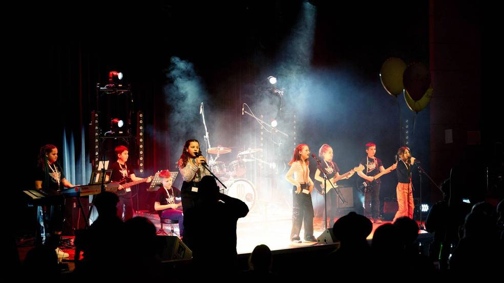 Die Band Rock'n'School auf der Bühne beim Live-Konzert des SRH School Band Awards 2024