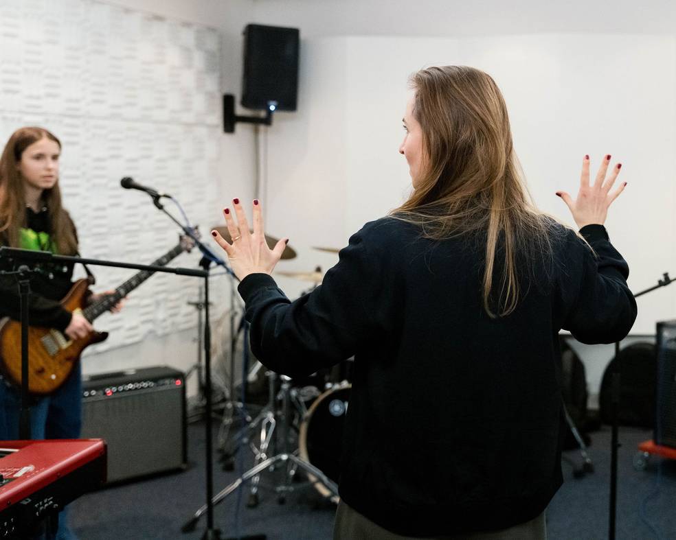 Jurorin mit einer der teilnehmenden Schülerbands beim Gesangscoaching im Rahmen der Workshops.