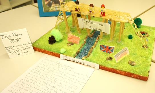 Ein von Schüler:innen gebautes Brückenmodell zum Thema: Frieden unter Ländern.