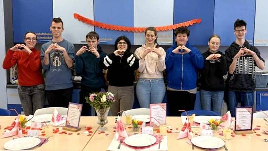Unsere Schüler:innen der Sonderberufsfachschule Ernährung und Gesundheit bereiteten ein Valentinstagsmenü zu.