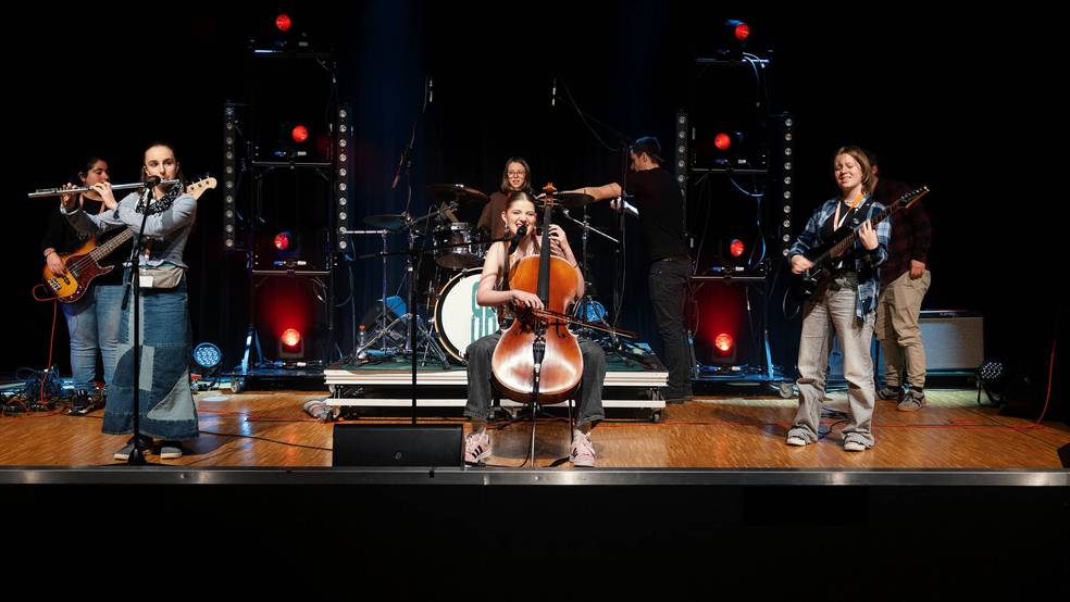 Die Band Pro Misses auf der Bühne beim Live-Konzert des SRH School Band Awards 2024