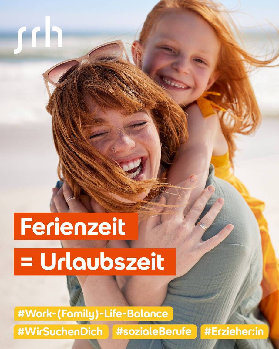 Lachende Frau (Mutter) mit Mädchen (Tochter) auf dem Rücken am Strand.
