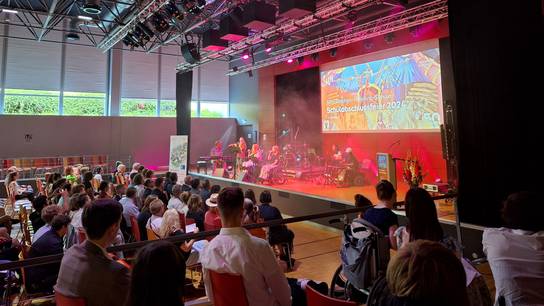 Feierliche Absolvent:innenfeier in der Aula der SRH Stephen-Hawking-Schule