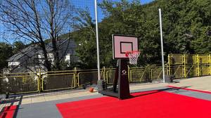 Der neue 3x3-Basketballplatz schmückt das Schulgelände der SRH Stephen-Hawking-Schule.