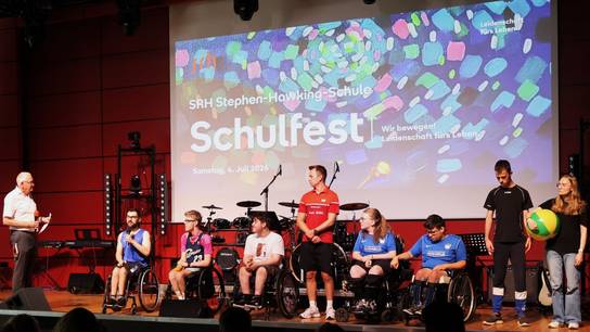 Vorstellung und Ehrung unserer Sportler:innen auf der Bühne durch den Schuldirektor.