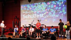 Vorstellung und Ehrung unserer Sportler:innen auf der Bühne durch den Schuldirektor.