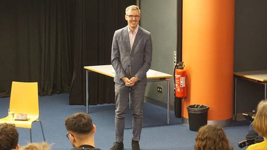 MdB Lars Castellucci im Gespräch mit den Schüler:innen der SRH SHS im Hörsaal.