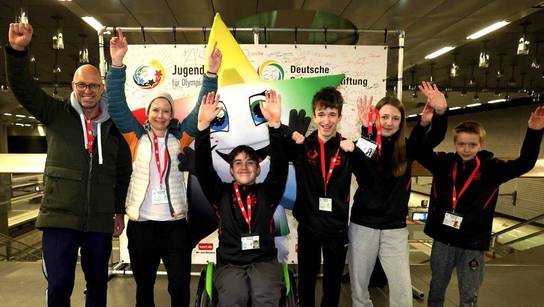 Paratischtennisteam der SRH Stephen-Hawking-Schule mit ihren Trainern Michael Stickel und Juliane Baumgartner