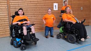 Zwei Schüler:innen und zwei Erzieher befinden sich in der Sporthalle beim Kinder- & Jugendsportfest des Badischen Behinderten- und Rehabilitationssportverbands (BBS) in Baden-Baden.