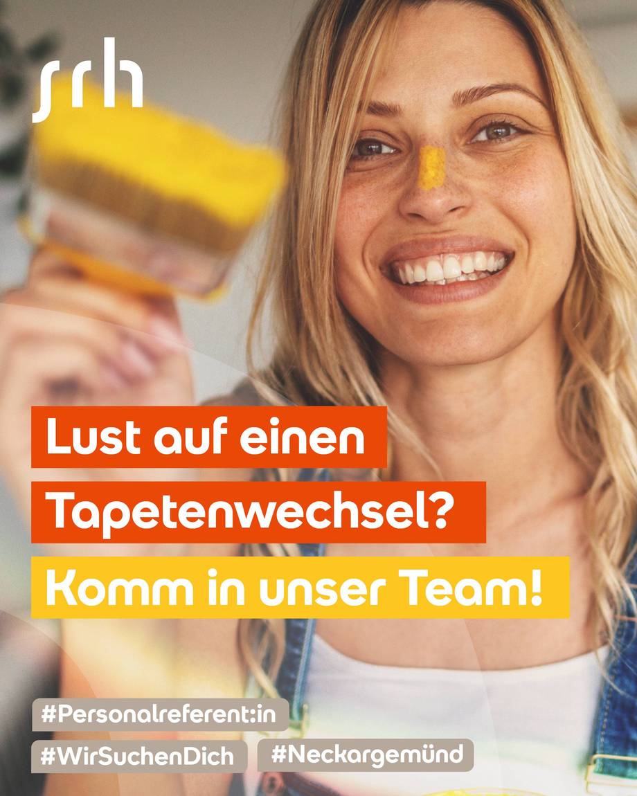 Fröhliche blonde Frau mit offenem Haar hat einen Pinsel mit gelber Farbe in der Hand.