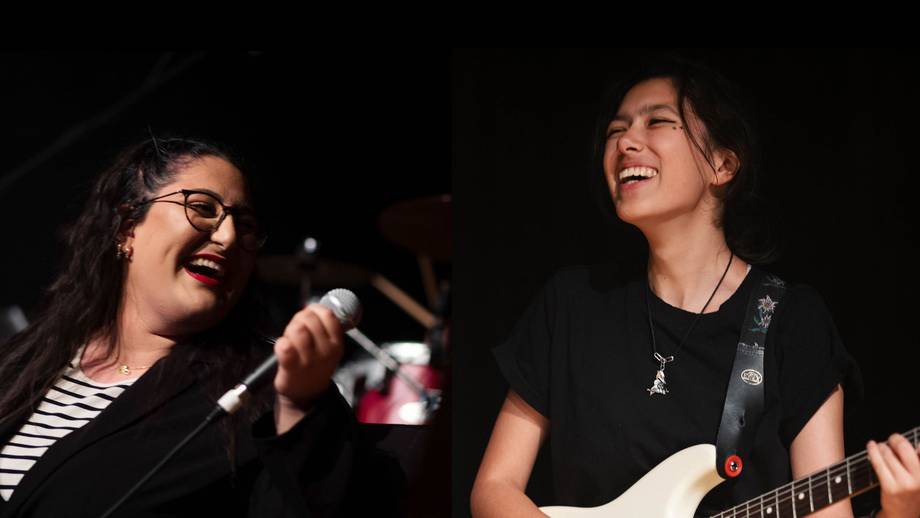 Lachende Sängerin und Gitarristin auf der Bühne beim SRH School Band Award 2024