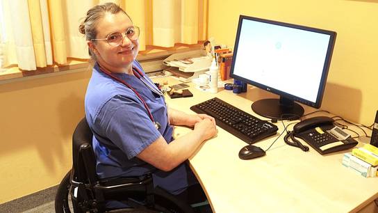 Xenia, ehemalige Schülerin der SRH Stpehen-Hawking-Schule, an ihrem Arbeitsplatz; am Schreibtisch vor dem PC