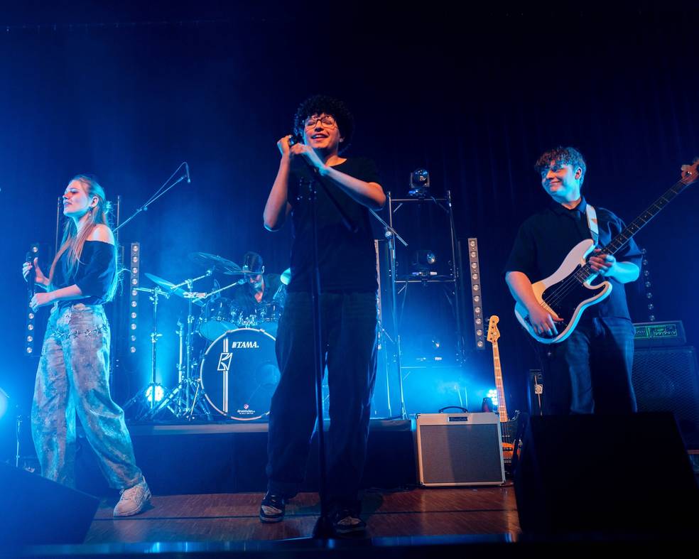 Die Schülerband Giant Cat, eine der beiden Gewinnerbands, beim Live-Auftritt auf der Bühne.
