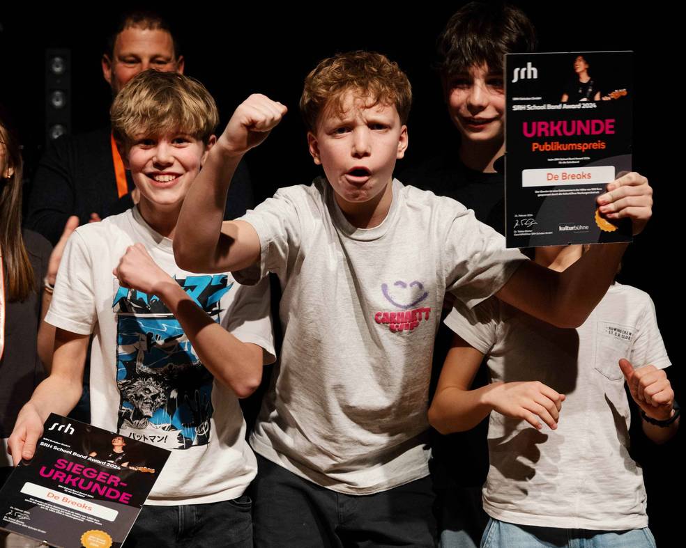 Die Siegerband DeBreaks auf der Bühne beim Live-Konzert des SRH School Band Awards 2024