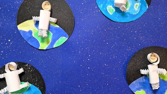 Das Schulfest 2024 der SRH Stephen-Hawking-Schule im Primarbereich hatte das Thema: Weltall; auf dem Plakat sind gebastelte Papier-Astronauten zu sehen