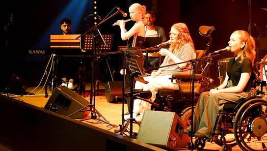Die Schulband The Femus auf der Bühne beim Schulkonzert am 16.05.2024 in Neckargemünd