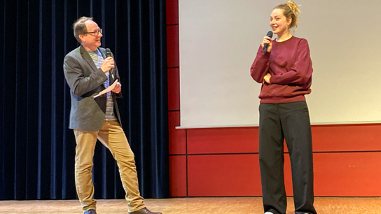 SRH SHS Lehrer Uwe Kiel und Schauspielerin Emilia Maier im Interview auf der Bühne.