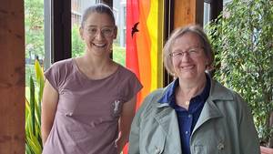 SRH-SHS-Lehrerin und EUTB-Beraterin stehen nebeneinander vor einem Fenster.