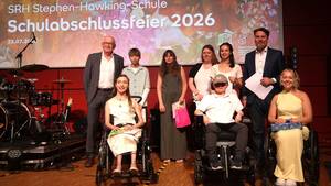 Gruppenbild der stolzen Preisträger:innen des SRH Leistungspreises + Geschäftsführer und Schulleiter auf der Bühne.