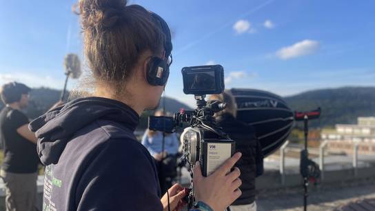 Unsere Schülerin Kimberly wird im Rahmen des Welt-der-Wunter-Filmdrehs auf der Dachterrasse interviewt.