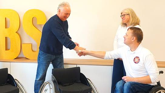Übergabe der Rollstühle: Michael Eisele vom BBS (l.) gratuliert Ursula Stricker-Ellsiepen (m.) und Uli Süß, Trainer der Rollstuhlbasketballmannschaft der SHS (r.).