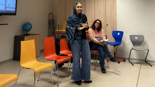 Fulbright Stipendiatin Aisha Chebbi beantwortet die Fragen der SHS Schüler:innen.
