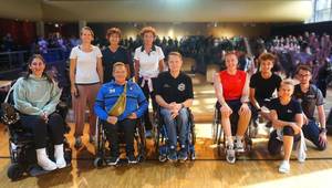 Gruppenbild der anwesenden Unterstützer:innen des Sporttages auf der Bühne in der Aula der SRH SHS.