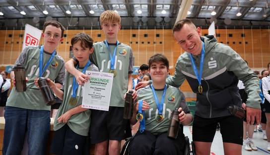 Sieger-Teamfoto des Para-Tischtennis-Teams der SRH Stephen-Hawking-Schule mit Urkunde und Gold-Medaillen.