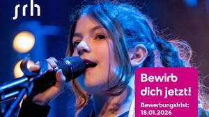 Plakat zeigt Sängerin beim Live-Auftritt im Rahmen des SRH School Band Awards 2024.