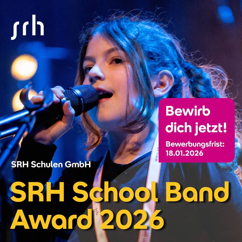 Plakat zeigt Sängerin beim Live-Auftritt im Rahmen des SRH School Band Awards 2024.