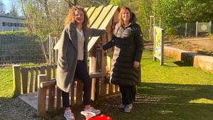 Jutta und Melanie zu Münster sprechen zum Thema Nachhaltigkeit in der SRH Kita am Wald in deren Außenbereich.