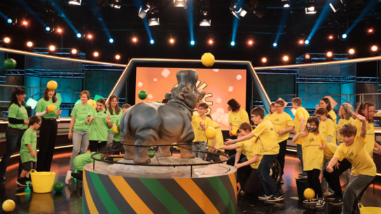 Unsere Schulteams "Tigerenten" und "Frösche" versuchen beim Ballspiel das Nilpferd zu treffen.