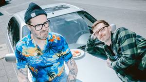 Bandmitglieder der deutschne Pop-Rock-Band Jupiter Jones sitzen auf einer Motorhaube
