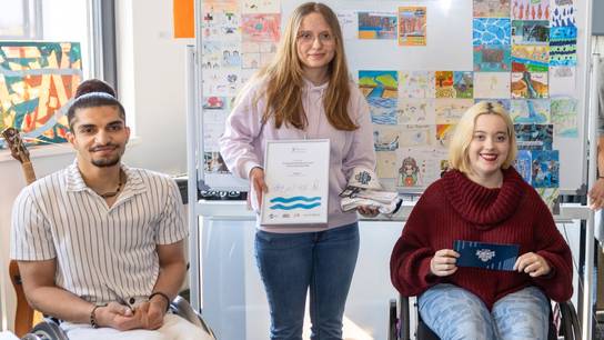 Preisträger:innen und zugleich Schüler:innen unserer Schule wurden im Rahmen des kreativen Postkartenwettbewerbes zum Weltwassertag 2026 ausgezeichnet