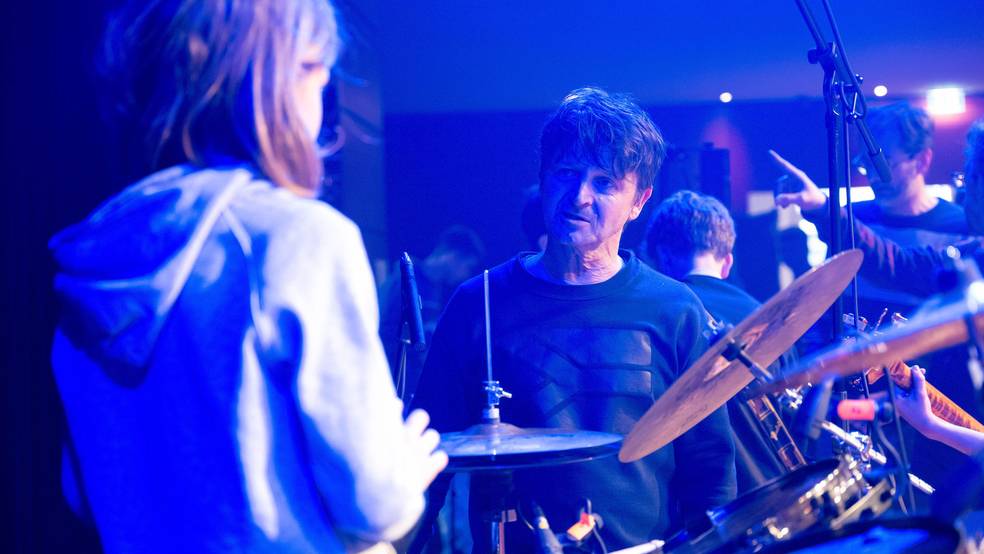 Prof. Bene Aperdannier gibt einem Schüler beim Coaching am Schlagzeug Tipps (SRH School Band Award 2024)