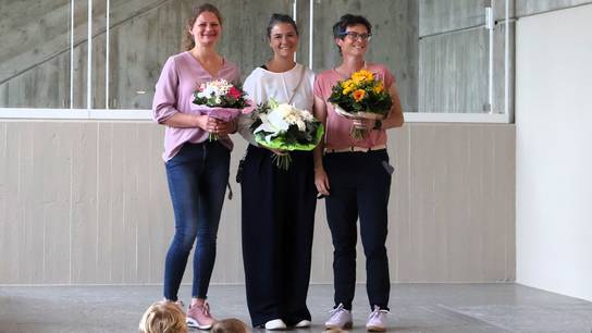 Den stolzen Organisatorinnen der Gesundheitswoche wurde mit einem Blumenstraß gedankt.