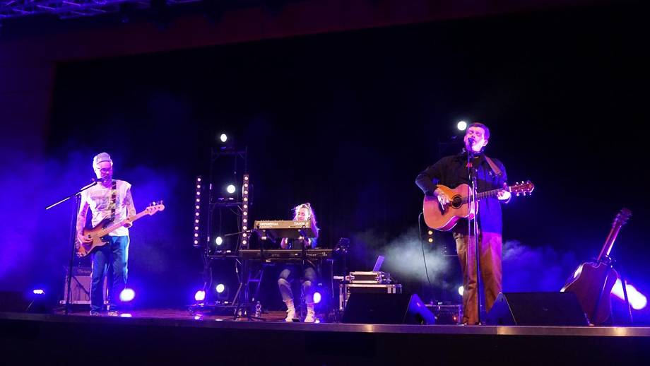 Jupiter Jones auf der Bühne beim Live-Auftritt am 15.03.2024