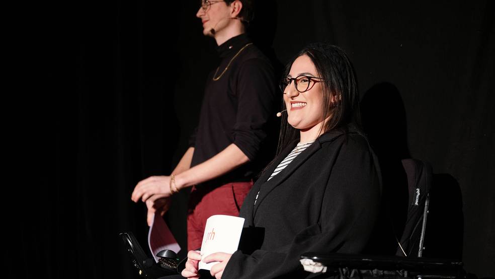 Ayse und Jakob moderierten das Live-Konzert des SRH School Band Awards 2024