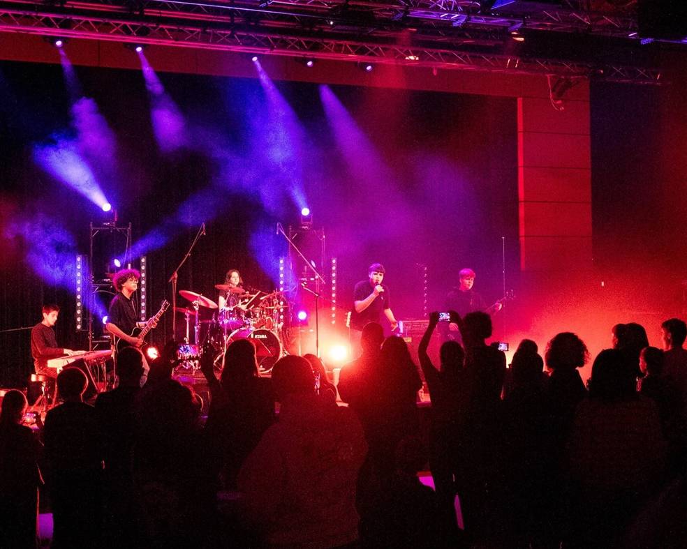 Die Schülerband NOYSS, eine der beiden Gewinnerbands, beim Live-Auftritt auf der Bühne.