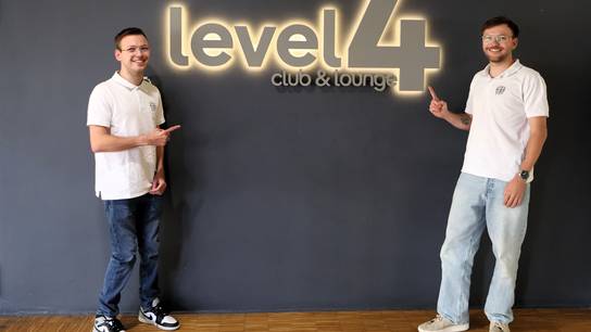 Lars (l.) und Nils (r.) stehen vor dem Level 4.