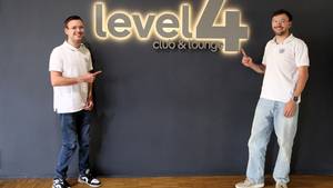 Lars (l.) und Nils (r.) stehen vor dem Level 4.
