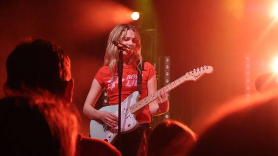 Die Musikerin Esther Graf begeistert mit Gesang und Gitarre beim Live-Konzert am 24.04.2026 das Neckargemünder Punlikum.