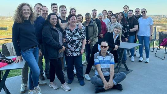 Das Internatsteam der SRH SHS steht als Gruppe auf der Dachterrasse.