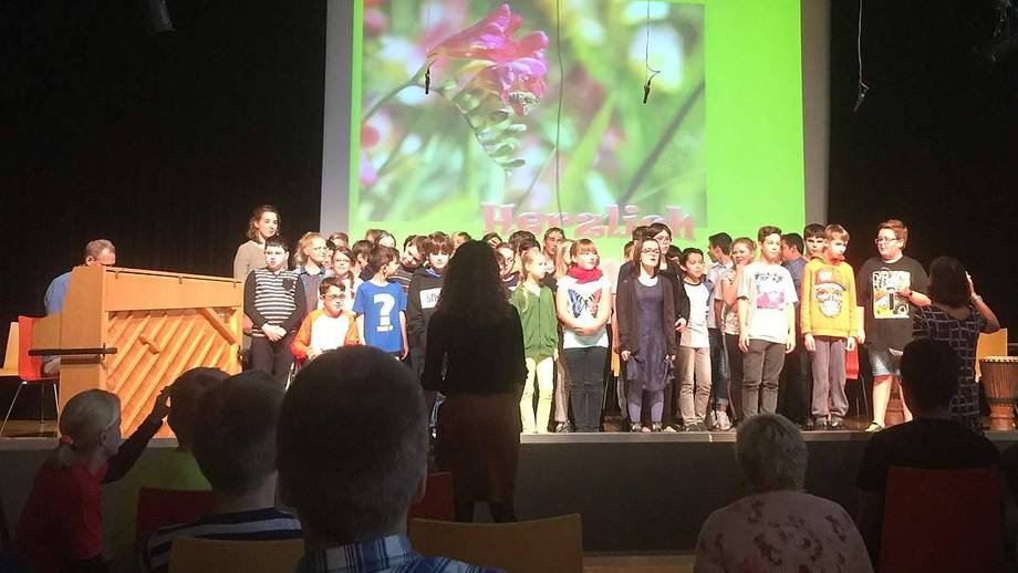 Schülergruppe präsentiert im Rahmen der Begrüßungsfeier für neue Schüler:innen ein Theaterstück auf der Bühne.