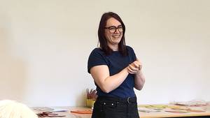 Referentin Gloria Dorsch spricht in lockerer Atmosphäre über die Themen Sexualität und Selbstbestimmung.
