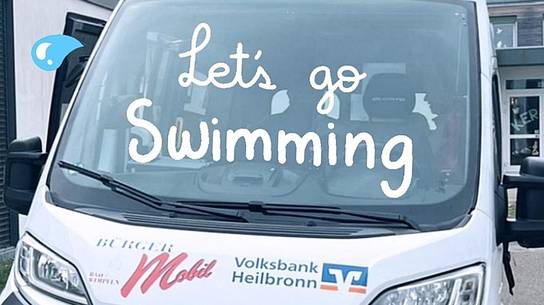 Bus des Bürgerbusvereins Bad Wimpfen bringt unsere Schüler:innen rollstuhlgerecht zum Schwimmprojekt ins Solebad Bad Wimpfen.