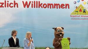 Die beiden Schulleitungen und der Biber heißen die neuen Erstklässler:innen herzlich wilkommen. 
