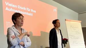 Die beiden Referentinnen Susanne Gatterburg (l.) und Miriam Johnson (r.) sprechen mit den Fachtagteilnehmenden.