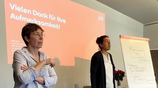 Die beiden Referentinnen Susanne Gatterburg (l.) und Miriam Johnson (r.) sprechen mit den Fachtagteilnehmenden.